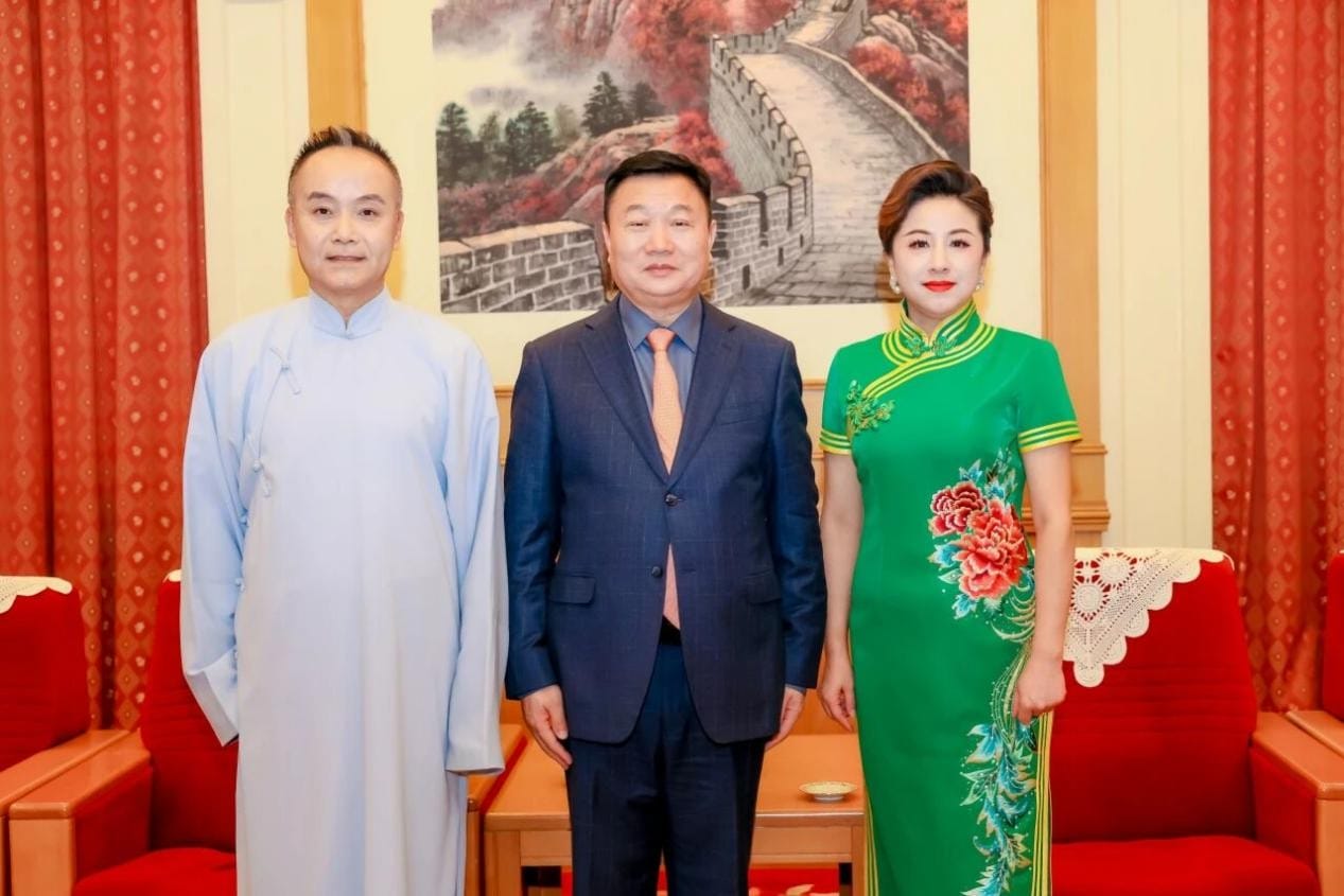 种玉杰、冯欣蕊与黄国林合影